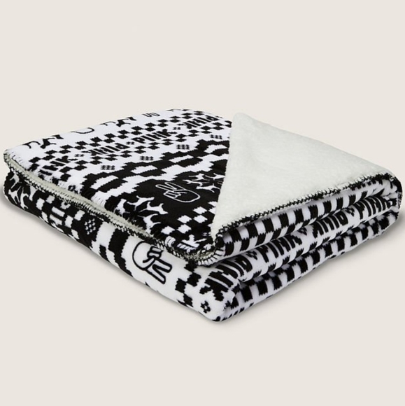 VS PINK SHERPA BLANKET - Picture 7 of 11